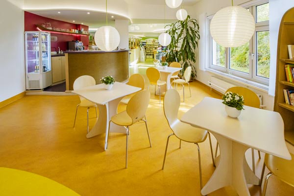 Café mit Einzeltischen